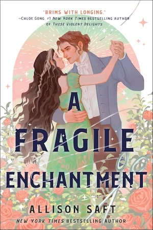 Capa do livro A Fragile Enchantment, de Allison Saft, mostrando um casal dançando em meio a flores em um cenário romântico de fantasia inspirado na era regencial, destacando romance com diferença de classe.