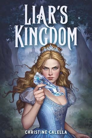 Capa do livro Liar’s Kingdom, de Christine Calella, com jovem loira segurando sapatinho de cristal em cenário de floresta e castelo ao fundo, representando releitura de Cinderela com fantasia romântica e diferença de classe.