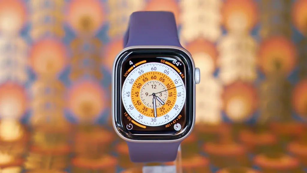 Apple Watch com mostrador analógico detalhado e pulseira esportiva, destacando a tela OLED e a interface do sistema, ilustrando a diferença entre Apple Watch Series 11 vs. Series 10 no uso diário.