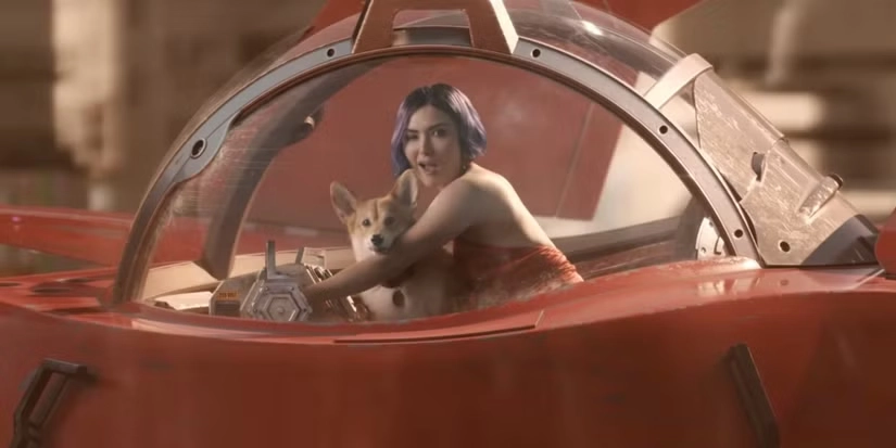 Faye Valentine no live-action de Cowboy Bebop pilotando a nave Red Tail com Ein no colo, destacando a diferença entre a versão da Netflix e a personagem do anime original.