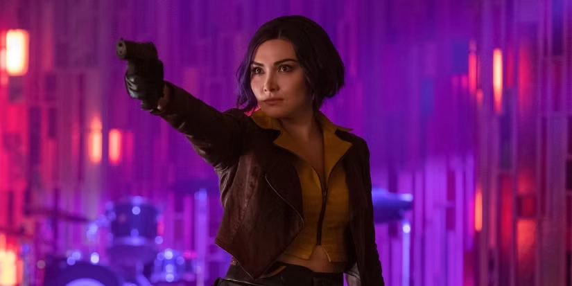 Faye Valentine no live-action de Cowboy Bebop apontando uma arma, cena que destaca a diferença entre a personagem da Netflix e a versão clássica do anime.