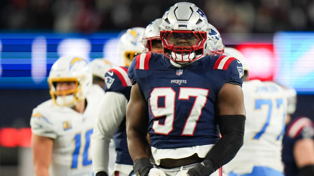 Jogador do New England Patriots em campo durante partida da NFL, ilustrando a diferença entre fãs dos Patriots e fãs dos Eagles em termos de cultura e comportamento das torcidas.