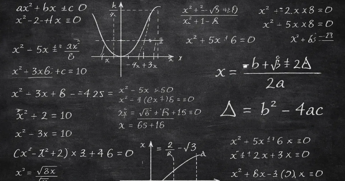 Quadro negro preenchido com cálculos matemáticos escritos em giz, incluindo fórmulas da equação do 2º grau, expressões algébricas com x², cálculo do delta (b² – 4ac), aplicação da fórmula de Bhaskara e gráficos de parábola representando função quadrática.