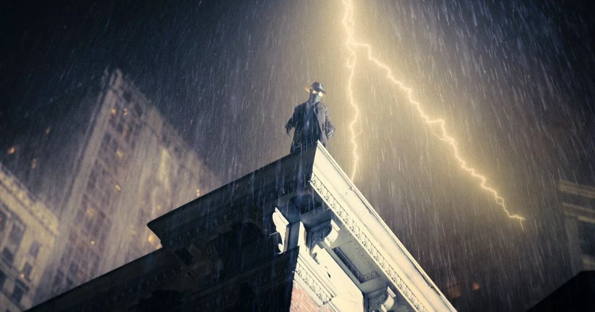 O Ben Reilly de Spider-Noir é muito diferente de Peter Parker, retratado como vigilante sombrio em pé no topo de um prédio sob chuva intensa e relâmpago no céu, em atmosfera inspirada no cinema noir.