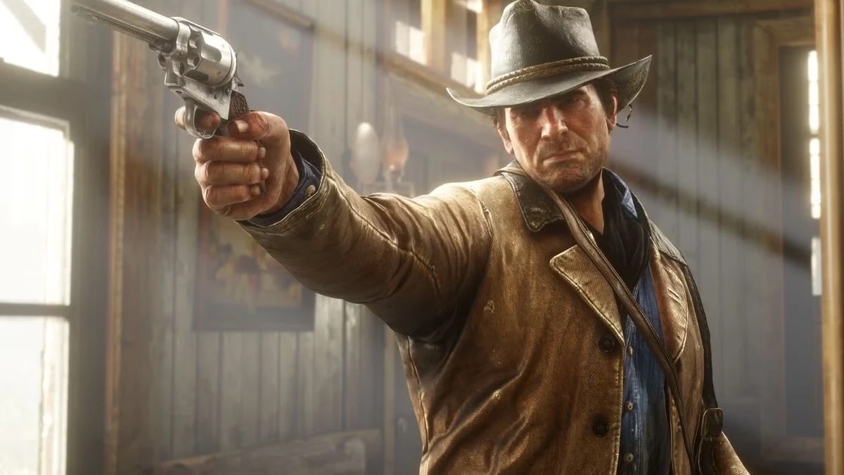 Arthur Morgan apontando um revólver em Red Dead Redemption 2, destacando a diferença entre a mira de Arthur Morgan e a de John Marston, com foco no realismo e nos detalhes de animação do jogo