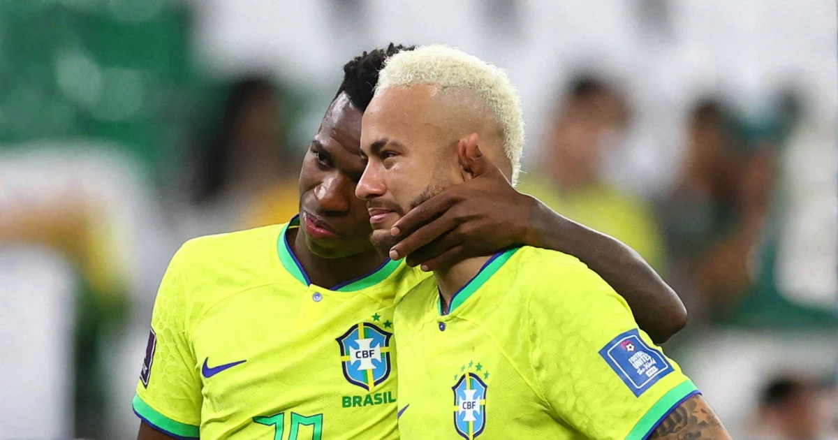Vinícius Júnior e Neymar com a camisa da Seleção Brasileira durante partida oficial, destacando a comparação Vinícius Júnior vs. Neymar e a diferença entre suas carreiras no futebol europeu.