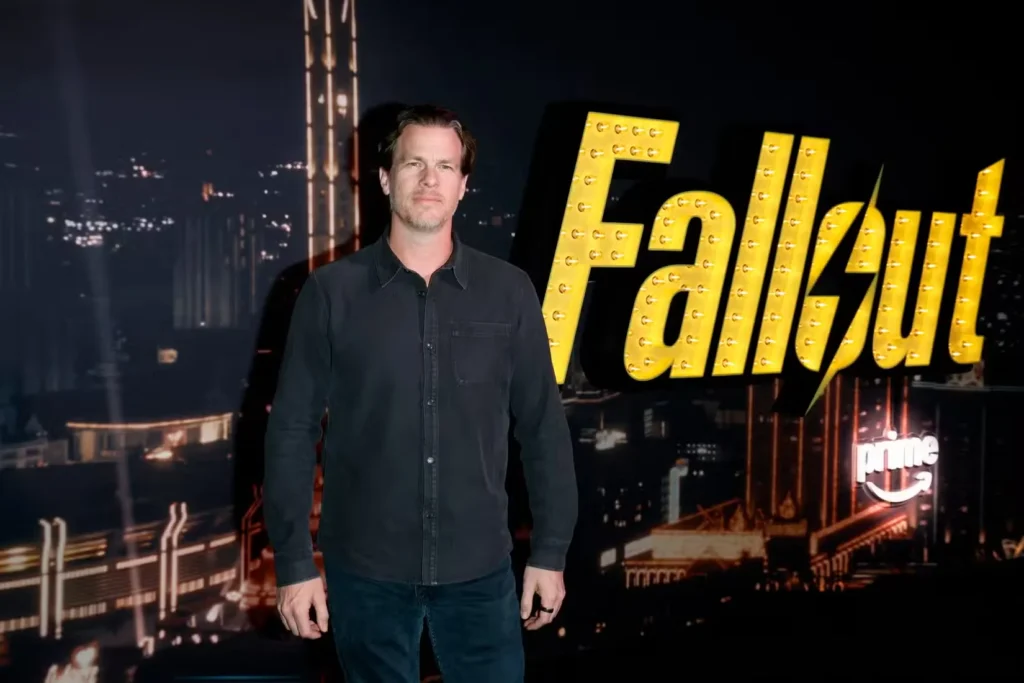 Jonathan Nolan em evento promocional da série Fallout da Amazon Prime, destacando a diferença entre adaptar Fallout e Wolfenstein para televisão. Image: Gabe Ginsberg/Getty Images for Prime Video