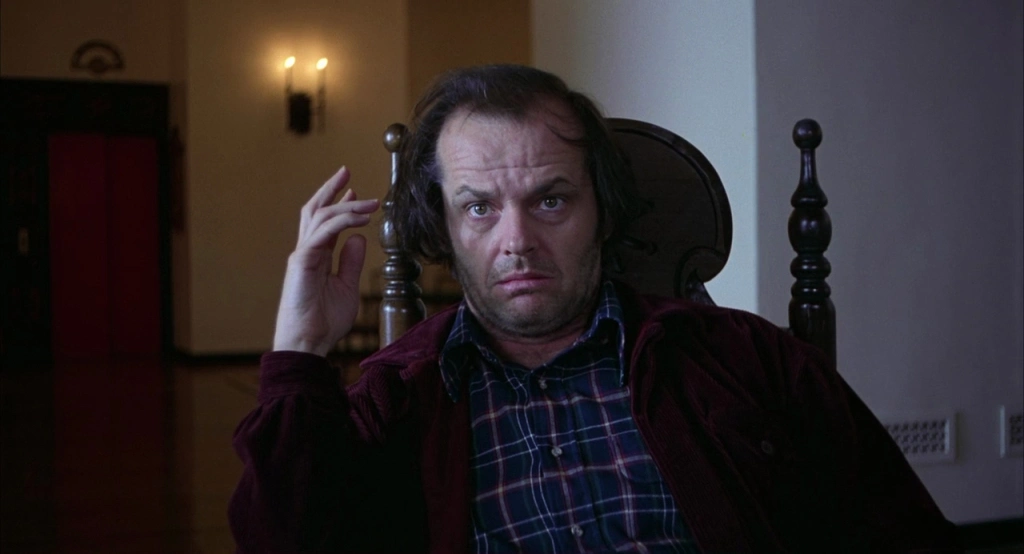 Cena icônica de filme de horror com personagem mascarado segurando uma faca em ambiente escuro, ilustrando o medo intenso e ajudando a explicar qual a diferença entre horror e suspense
