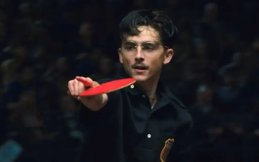 Cena do filme Marty Supreme com jogador de tênis de mesa em ação durante partida intensa, destaque no ranking dos 10 filmes do Oscar 2026 segundo crítica e público.