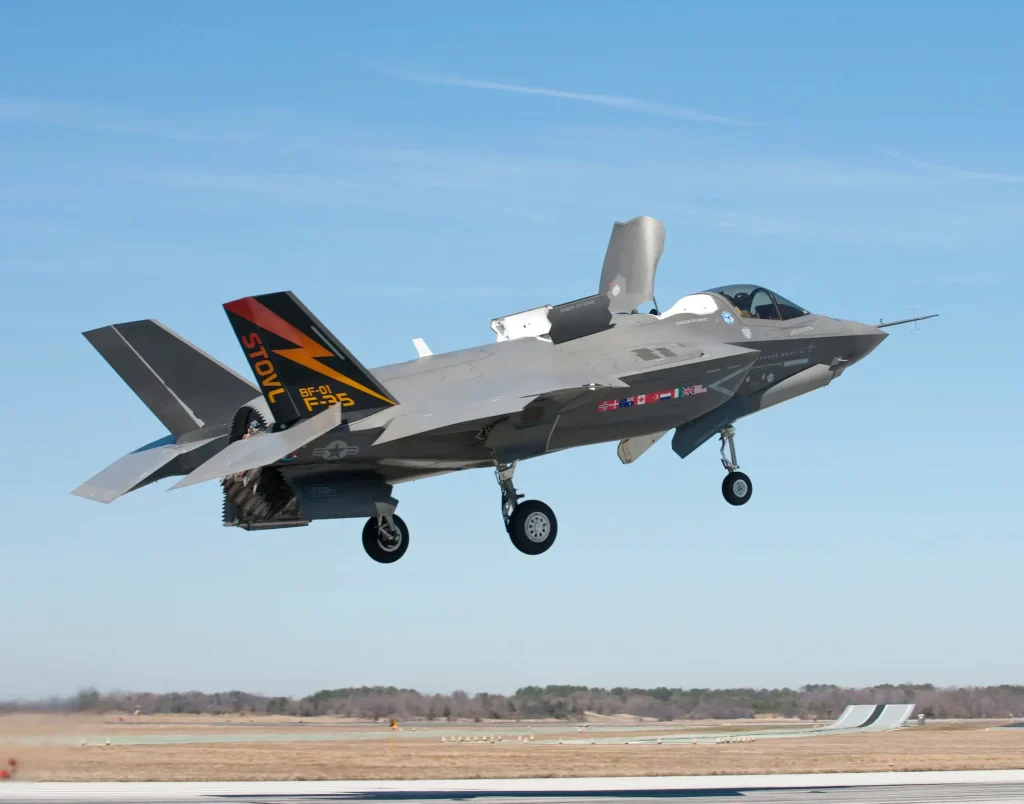 F-35B Lightning II realizando decolagem curta com sistema STOVL ativado, destacando a diferença entre as diferentes variantes do Lockheed Martin F-35 e sua capacidade de pouso vertical.