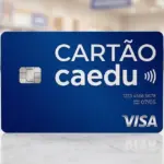 Cartão de crédito Caedu na cor azul com o logotipo da Visa, em destaque sobre um balcão de loja.